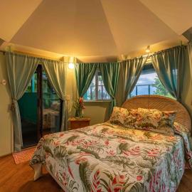 Gazebo Room Farm Stay in Haiku on Road to Hana, Hotel in Huelo