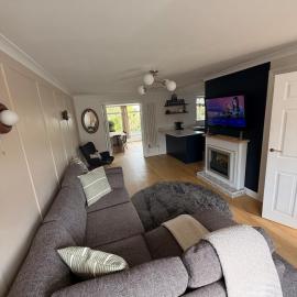 Rock House 4 Bed 3 Bedroom SKY Oundle Peterborough, ξενοδοχείο σε Oundle