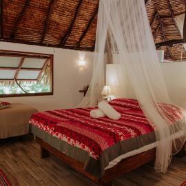 Fare Hau Lodge, готель у місті Tahaa