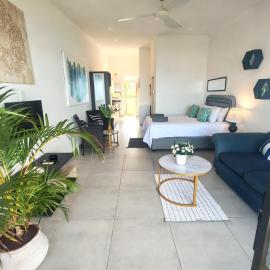 Aloe Shore- Sun Rises- Modern- Couples: Umdloti şehrinde bir otel