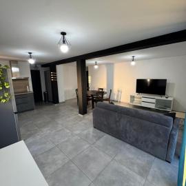 Appartement à Cuxac d'Aude proche Narbonne avec 2 chambres, 6 couchages, lit bébé jardin et parking、Cuxac-dʼAudeのホテル
