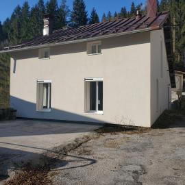 Maison individuelle au bord d'une rivière