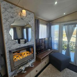 Luxury 3 bedroom caravan hobourne Devon bay with hot tub, hotel in Goodrington