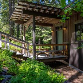 Tranquil Creekside Cabin, Hotel in Columbia Falls