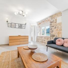 Muo में, होटल Seafront Apartment, Bay of Kotor, 2 Beds, Pets