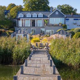 Architectural Waterfront Villa with Pool & Sauna, hotell i Stockholm