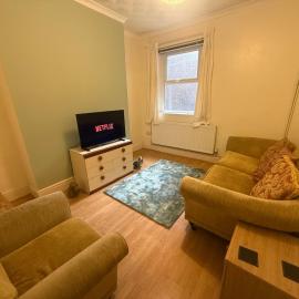3 Bedroom Home Near Centre - Perfect for Family stays or Workers