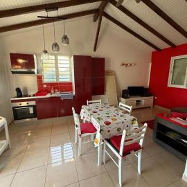 Spacious and quiet bungalow close to beaches, hotel en Sainte-Rose