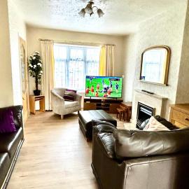 Beautiful and Cosy 3-Bed House Parking Coventry Contractors,Family,Friends