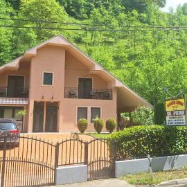 Velez IVANOVI DVORI, hotel in Jošanička Banja