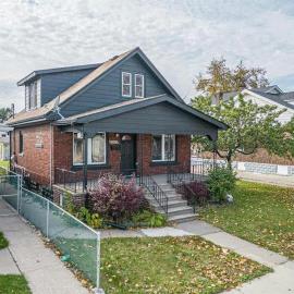 Black door bungalow, hotel di Windsor
