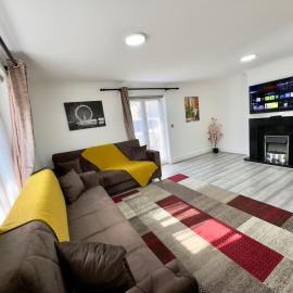 Spacious 3-Bed Home with Garden, Private Parking, Smart Tv's, Fast Wi-Fi