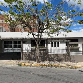 Casa Flor - 250m da praça de eventos, com garagem, hotelli kohteessa Garanhuns