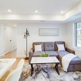 Contemporary Comfort 2BR Kitchener Escape