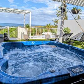 Viesnīca Marcoola Beachfront, private rooftop spa with stunning views! pilsētā Markūla