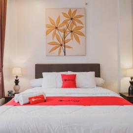 RedDoorz Syariah Plus near Trans Studio Cibubur, hotel in Cibubur
