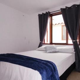 Habitación con baño privado y cama nueva doble en parque principal, hotel in La Ceja