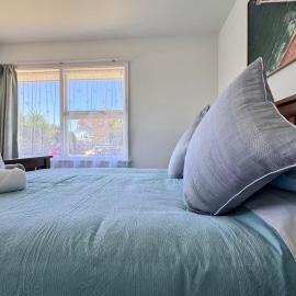 Modern 2BR Home - 1 King & 3 Singles - Near City Centre