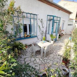 Charmante Maison T2 plein pied avec extérieur - Calme - Parking facile et gratuit, aux Arènes, hotel in Béziers