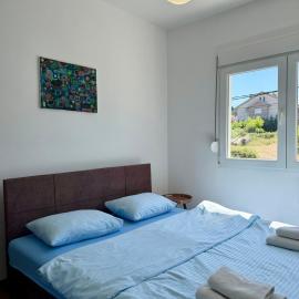 Entire 1-bedroom apartment with free parking