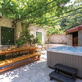 Simic Spa & BBQ Holiday Home Tucepi – Private Jacuzzi, Sauna & Garden