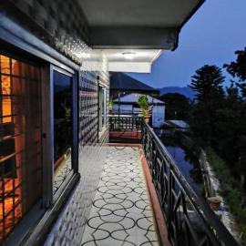Double Lake View Homestay, hotel di Karelung