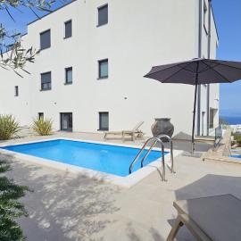 Luxury apartment Malinska sky with private pool, ξενοδοχείο σε Vantacici