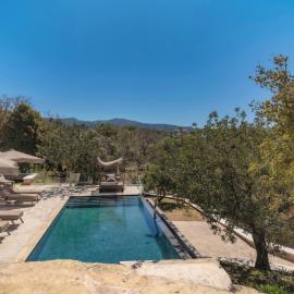 Sunrise Villa - Earthen Stone Escape by etouri, hotel a Margarítai