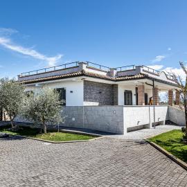 Mediterranean Retreat - Villa & Private Garden