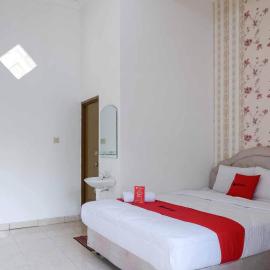 RedDoorz near RSUD Nganjuk, hotel sa Nganjuk