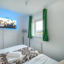 Bright Double Room LS16 Near Airport WiFi
