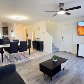 Luxury, Sleek & Modern Vibes! 15 min to Downtown!, hotel in Las Vegas