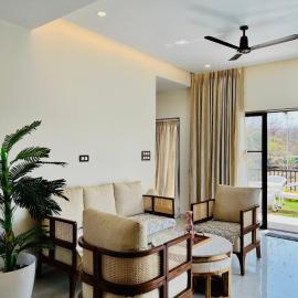 Riverfront 4BHK Pvt Pool terrace in Karjat, hotel a Dhamni