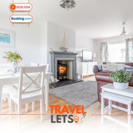 3 Bedroom House Near Beach By Travel Lets Holiday Rentals Donegal With Private Garden, hotel in Downings