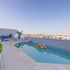 Luxury 3BR Penthouse with Private Pool and Views, hotel em Hal Ghaxiak