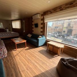 Batroun Souq, Perfect location, 1 Bedroom, Hotel in Batrun