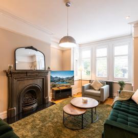 Spacious House - 5 Bedroom 3 Bath with Large Garden & Parking Sleeps 10, хотел в Ийлинг