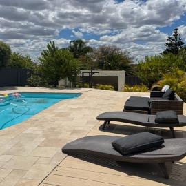 Family Home with Garden Oasis, Hotel in Perth