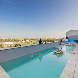 Superlative 3BR Penthouse, Private Pool and Views, hotel em Hal Ghaxiak