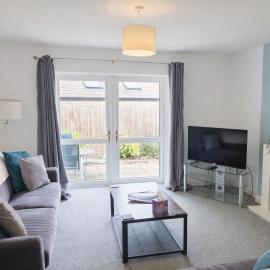 Large 2-Bedroom Bungalow near Airedale Hospital, Keighley, Convenient Location with Parking, hotel in Steeton