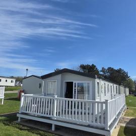 8 Berth Caravan - Blue Dolphin - Filey, hotel in Gristhorpe