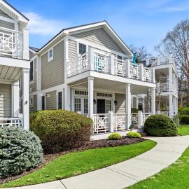 Lake front condo with pool access walking distance to downtown Saugatuck, Hotel in Saugatuck