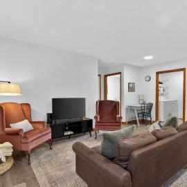 QUIET Bungalow walk to Downtown, IU, B-Trail, hotel in Bloomington
