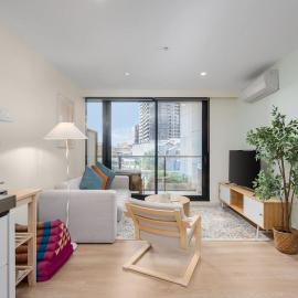 Chic South Yarra Stay with Balcony Pool Sauna Gym