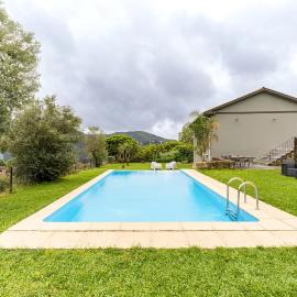 Modern retreat with pool and garden, hotel in Amares