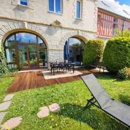 Appartement lumineux et cosy avec jardin vue sur chateau près Port en Bessin, Bayeux et Omaha Beach