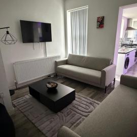 Large 6 Bed 6 Bathroom House - Ideal For Families, Large Groups, Contractors & Business Travellers, hotel in Watford