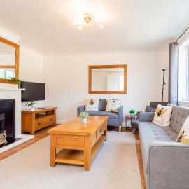 Comfortable 3BED House with Garden & Parking, hotel in Colchester