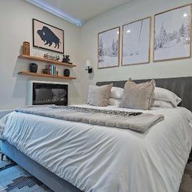 Stylish King Suite-FP-Hot Tub-Walk to All In OT