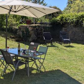 Gîte indépendant au calme, proche de Vézelay، فندق في Nuars